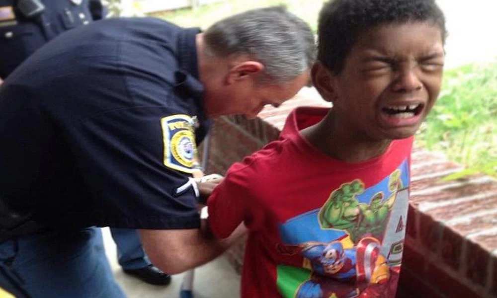 Αστυνομικοί έβαλαν χειροπέδες σε 5χρονο γιατί το έσκασε από το σχολείο